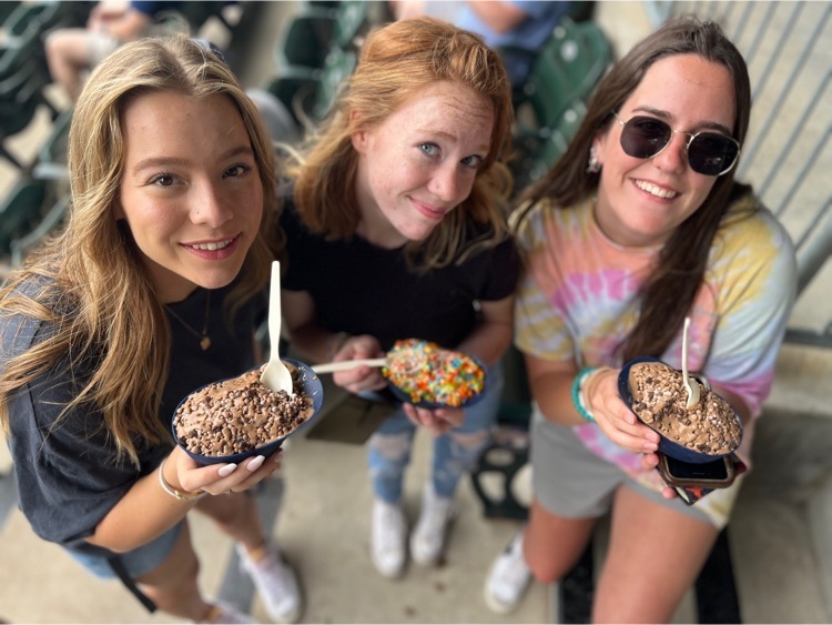 students and ice cream 