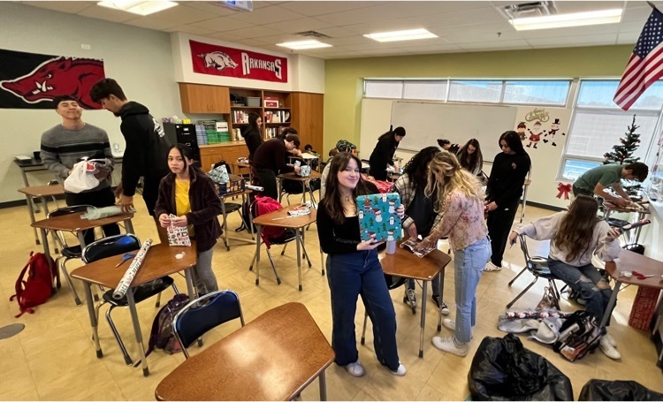 students wrapping